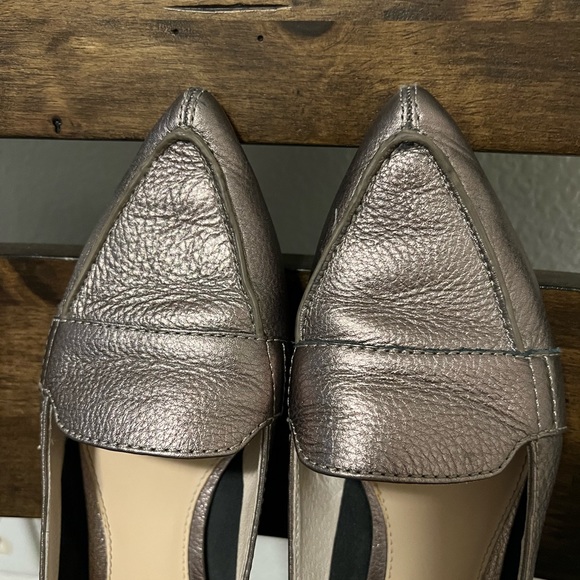 Vince Camuto Miata Loafers Size 6 in Gold - Picture 2 of 4